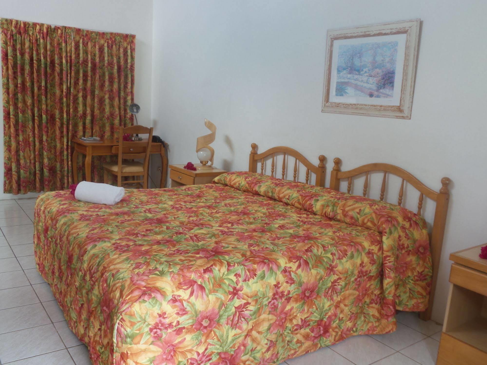 Anchorage Inn Dickenson Bay Esterno foto